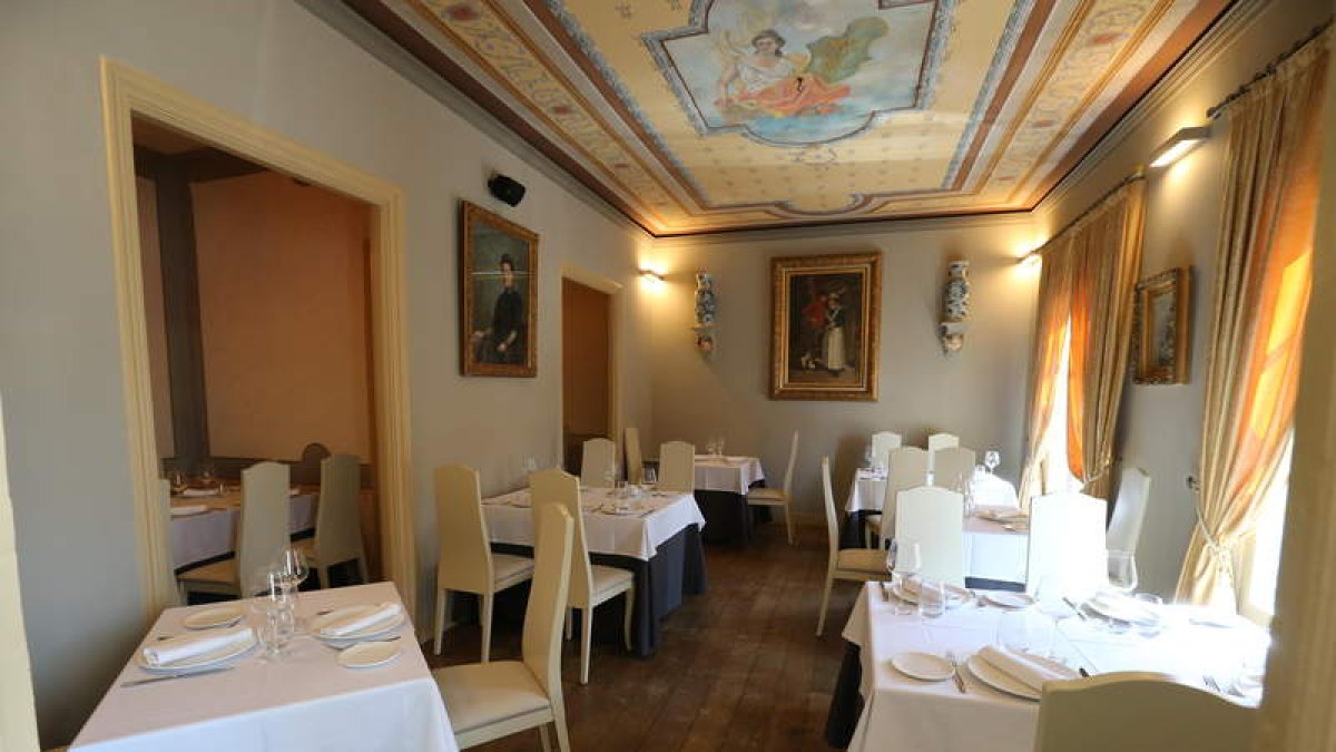 La antigua Casa de los Burgueño está dividida en tres plantas y bajocubierta. En la primera se ubica la cafetería Siglo XIX erigida por la familia Lamagrande. En el segundo piso está el exquisito restaurante donde la calidad de la cocina comparte protagon