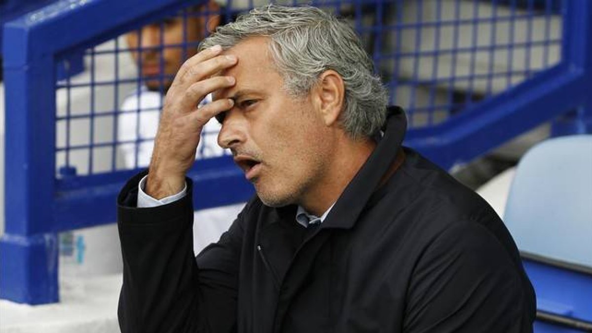 Mourinho se lamenta durante el partido en el campo del Everton.