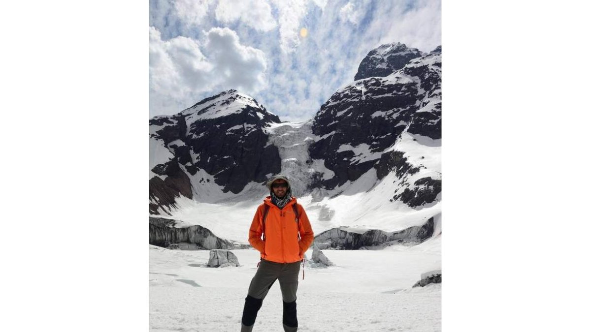 Omar Rebaque López en el glaciar El Morado, en Chile.