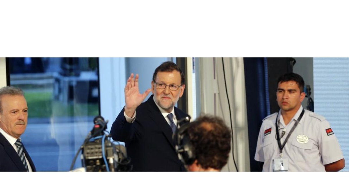 Mariano Rajoy llega al plató de televisión para el debate. MARISCAL