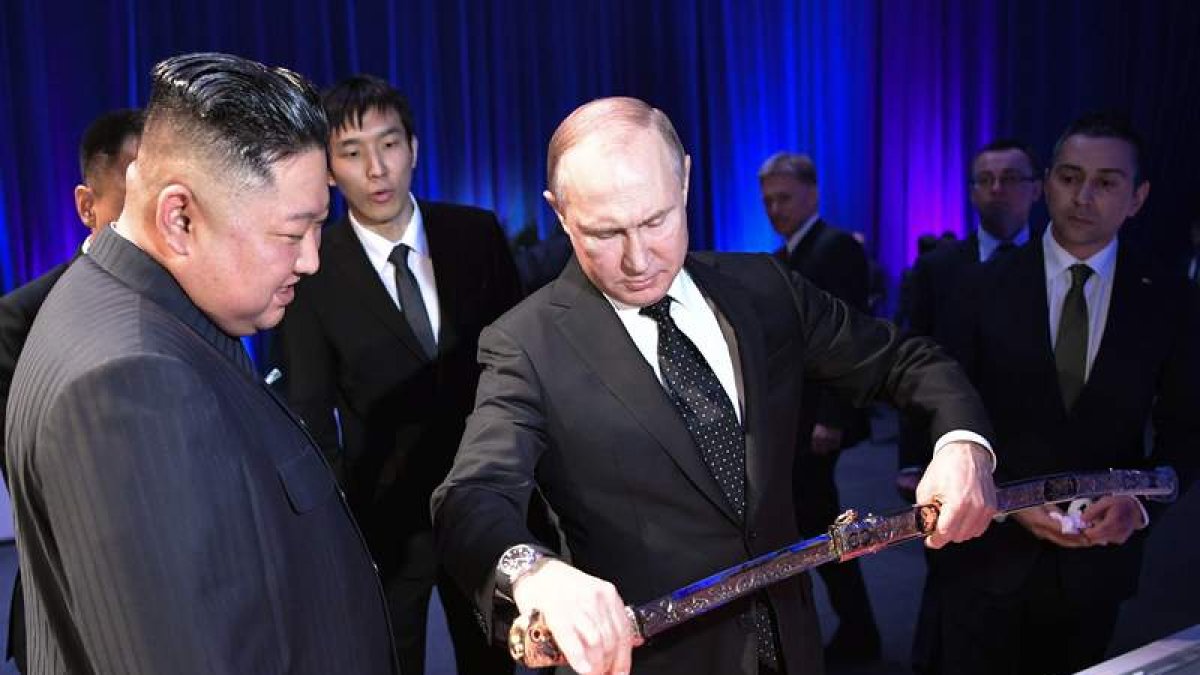El líder norcoreano, Kim Jong-un, recibe un sable del presidente ruso, Vladímir Putin. ALEXEY NIKOLSKY