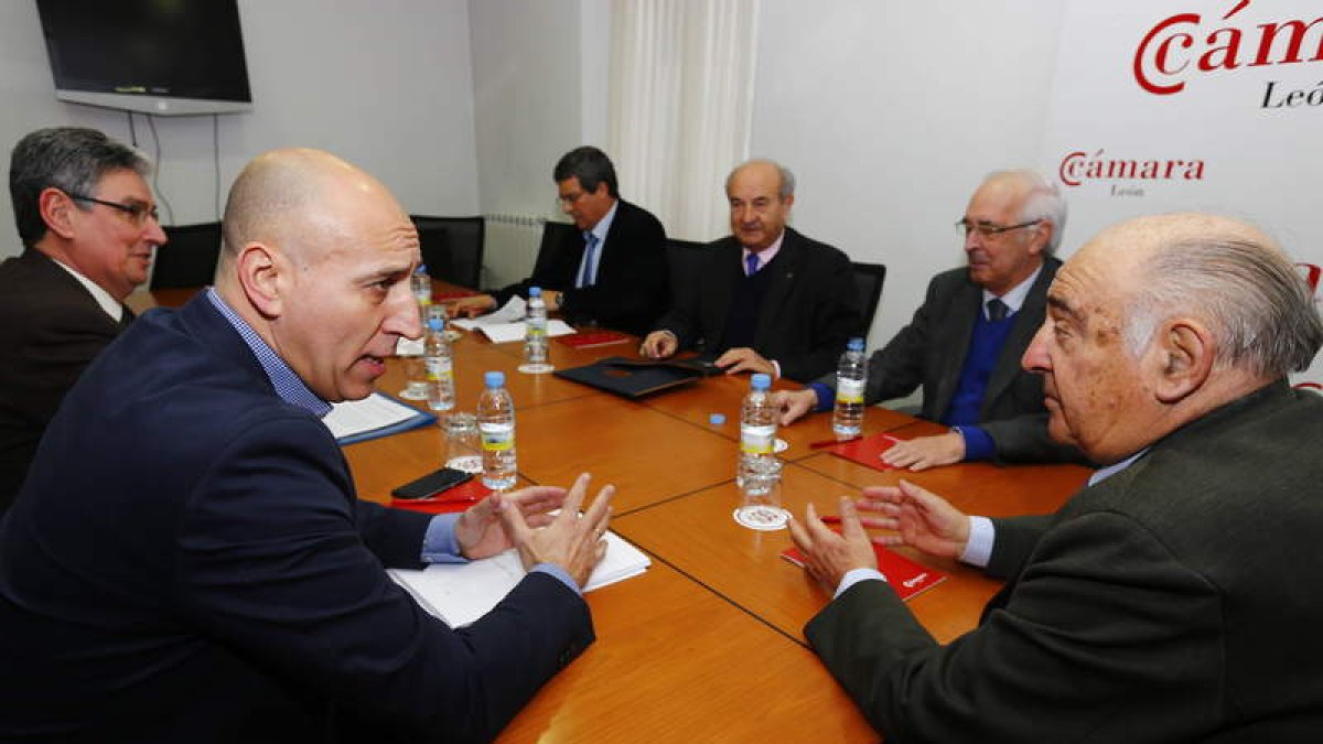 Diez, en primer término a la izquierda, junto al presidente de la Cámara, Manuel Lamelas
