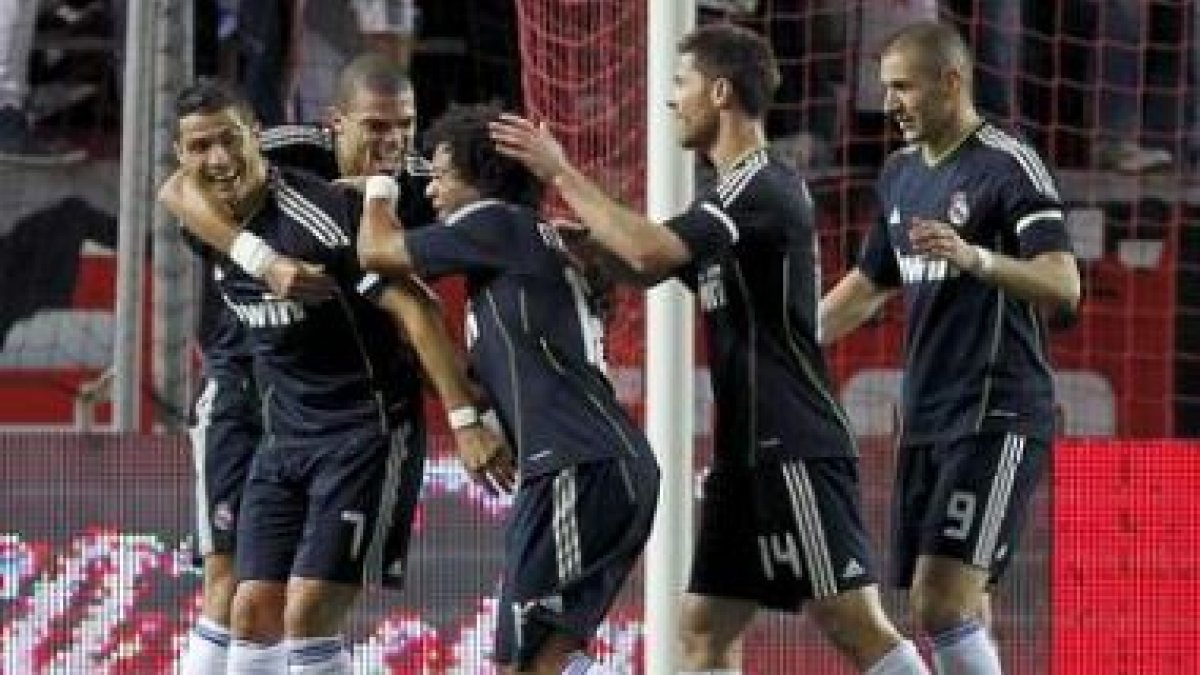 Ronaldo celebra su primer gol junto a Pepe, Marcelo, Xabi Alonso y Benzema.