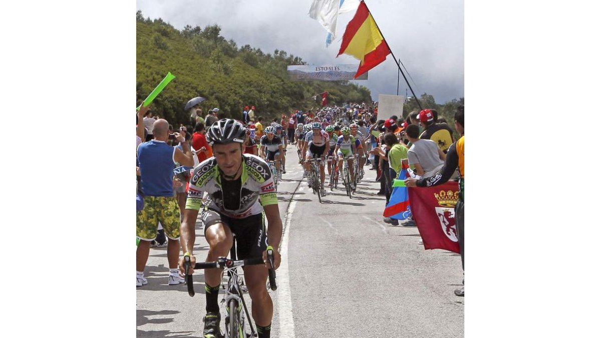 Juanjo Cobo fue el primer ciclista en superar la cima de Ancares en el 2011 camino de Ponferrada.
