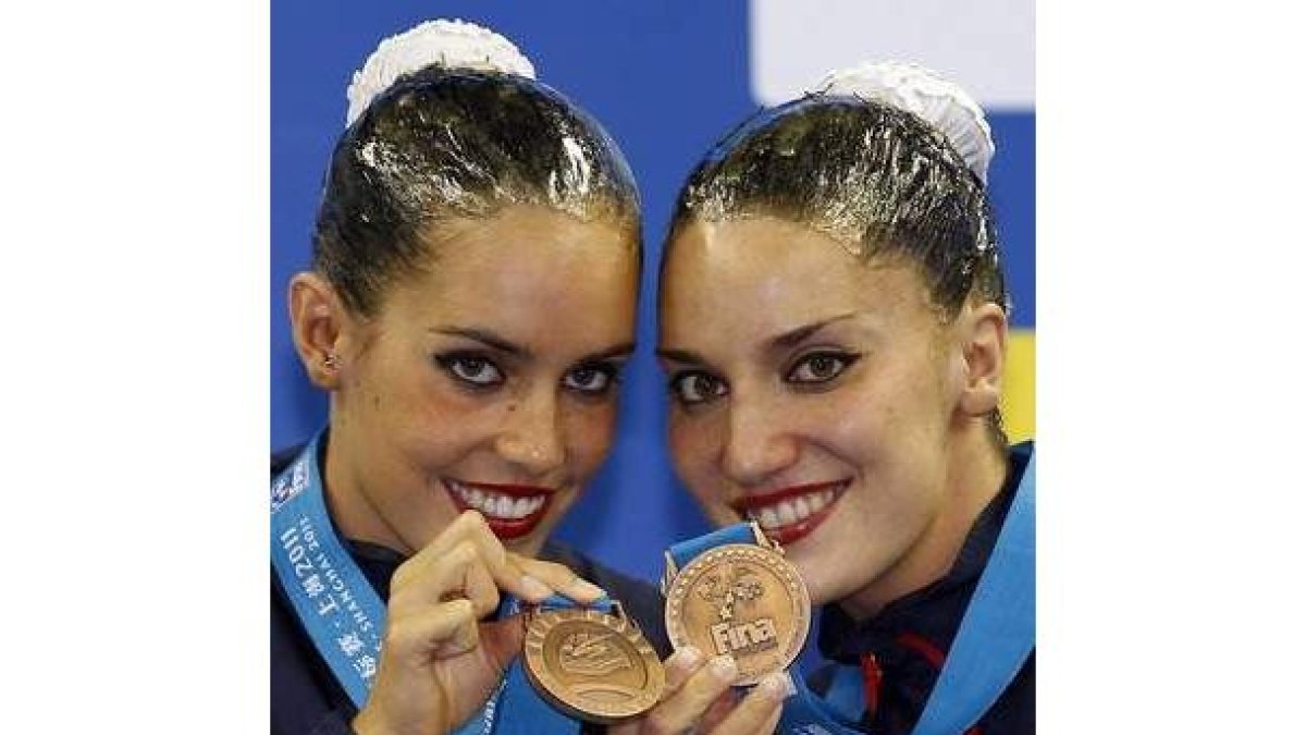 Carbonell y Fuentes posan con la medalla de bronce.