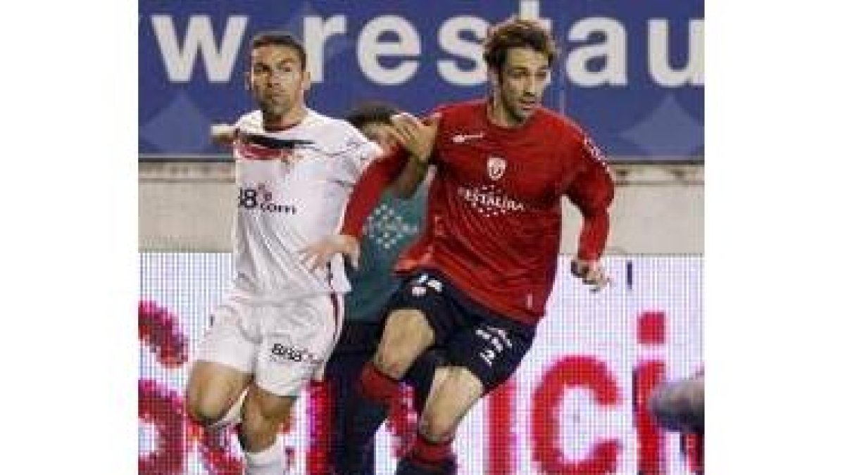 Juanfran y David pelean por el control del esférico en el partido de ayer