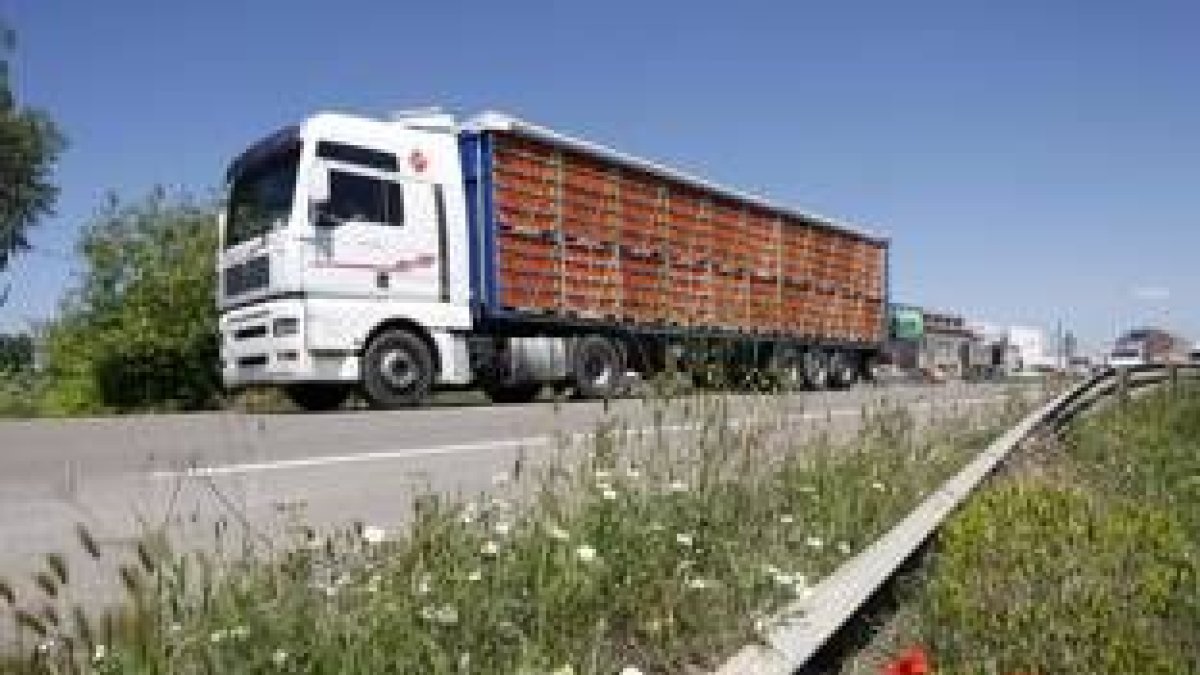 Un camión transita por un polígono industrial leonés