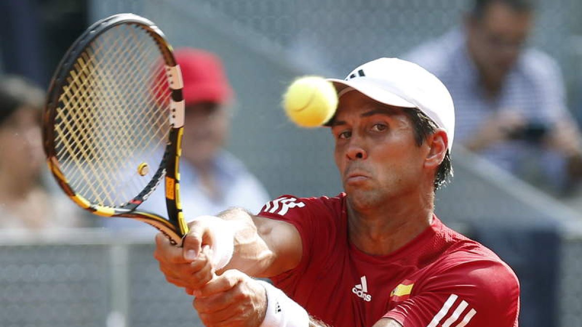 Fernando Verdasco devuelve una bola a Manafov.