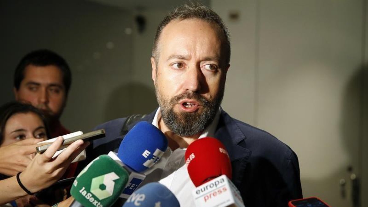 El portavoz parlamentario de Ciudadanos, Juan Carlos Girauta, atiende a los medios de comunicación.