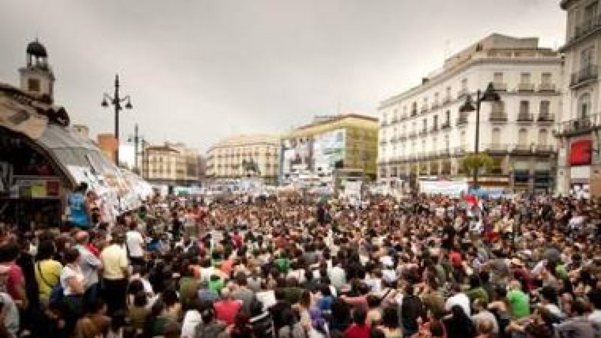 La concentración de Sol, en Madrid, concitó ayer a miles de ciudadanos .