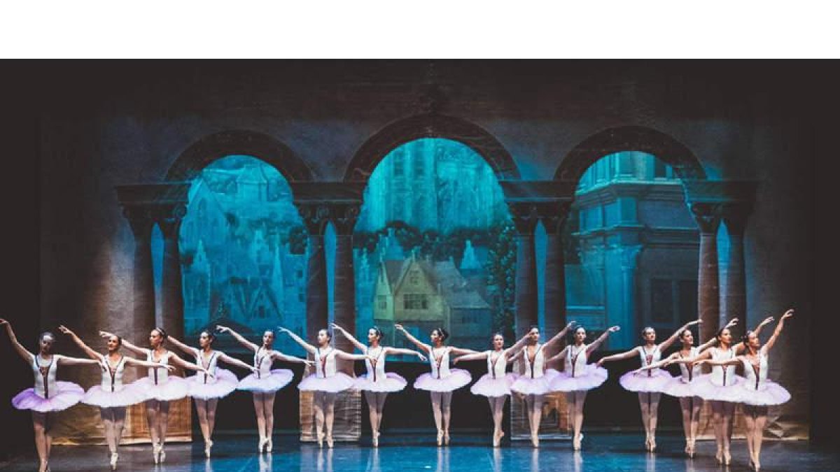 Uno de los espectáculos desarrollados por la Escuela de Danza Coppelia León, que hoy celebra su décimo cumpleaños. ABOCADOS