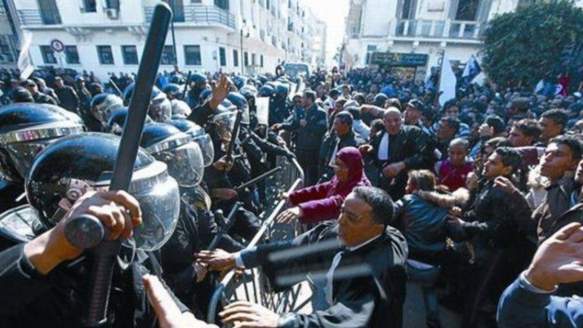 Protestas ante la sede del Ministerio del Interior, ayer en Túnez.