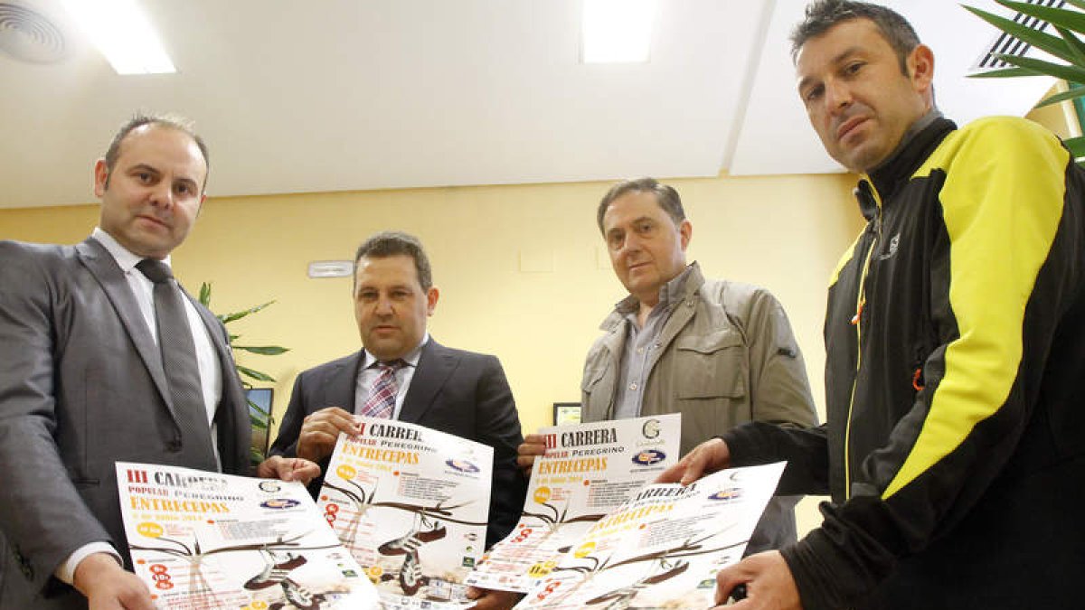 Alejandro Hidalgo (Caja Rural), José Manuel Fernández (Gordonzello), Carlos Pastrana (Reycer) y David González (Deportes Chorco), durante la presentación de la carrera popular Peregrino Entrecepas