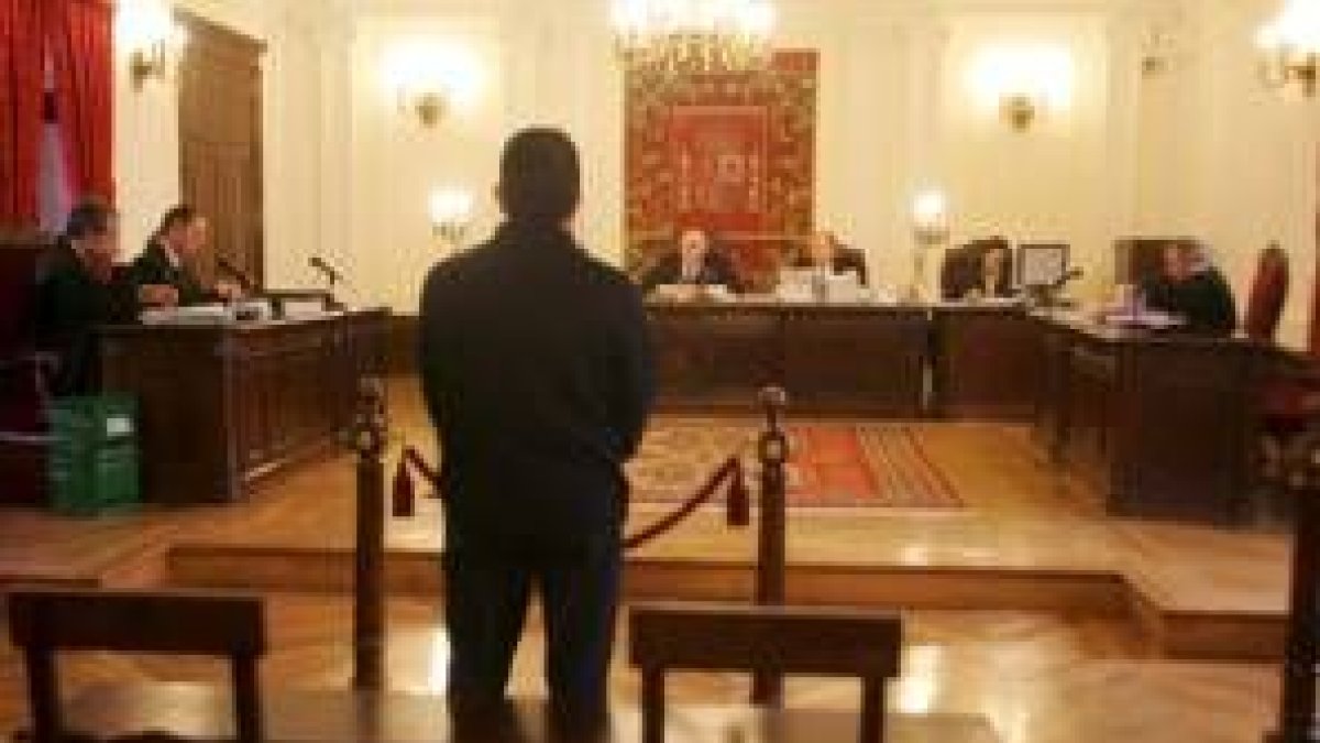 El acusado, de espaldas, declara durante el primer acto del juicio, en la vista oral de la mañana