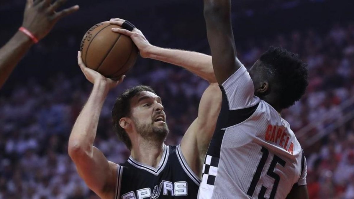 Pau Gasol (San Antonio) frente a Clit Capela (Houston).