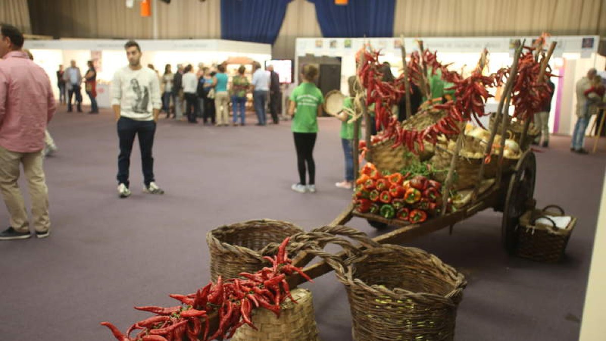 El recinto ferial de Carracedelo acogerá la sexta edición de una feria que este año incluye dos productos tan típicos de la zona como son la manzana Reineta y la pera Conferencia. Este sábado, como actos previos, tendrán lugar dos conferencias sobre técni