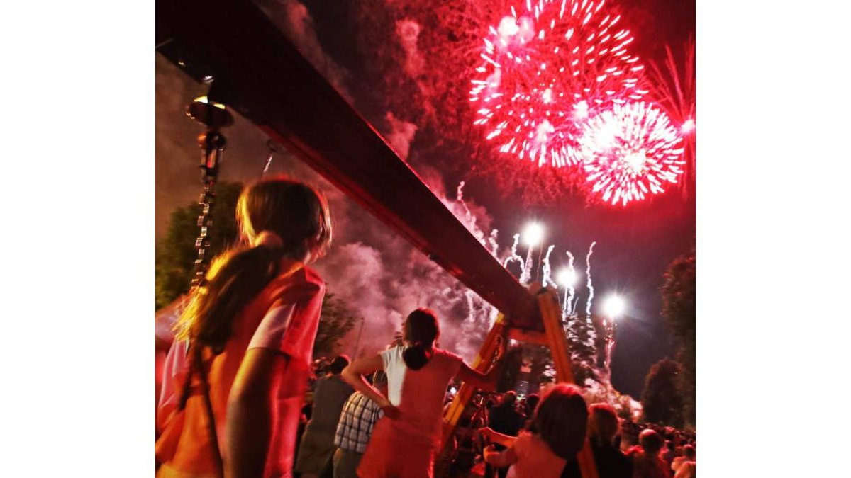 Una de las imágenes que dejaron anoche los fuegos artificiales en la zona de Eras de Renueva. RAMIRO