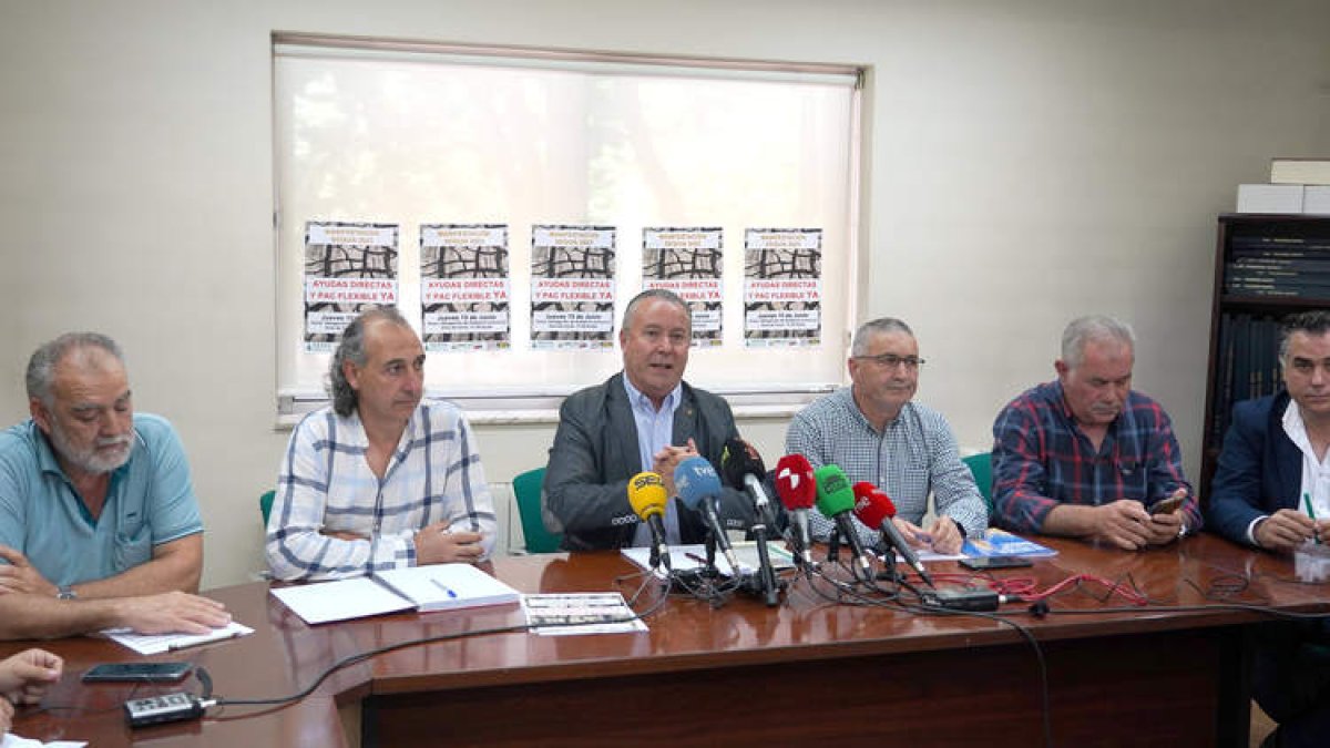 Representantes de Asaja, UPA y Coag y UCCL, ayer, en Valladolid. RUBÉN CACHO