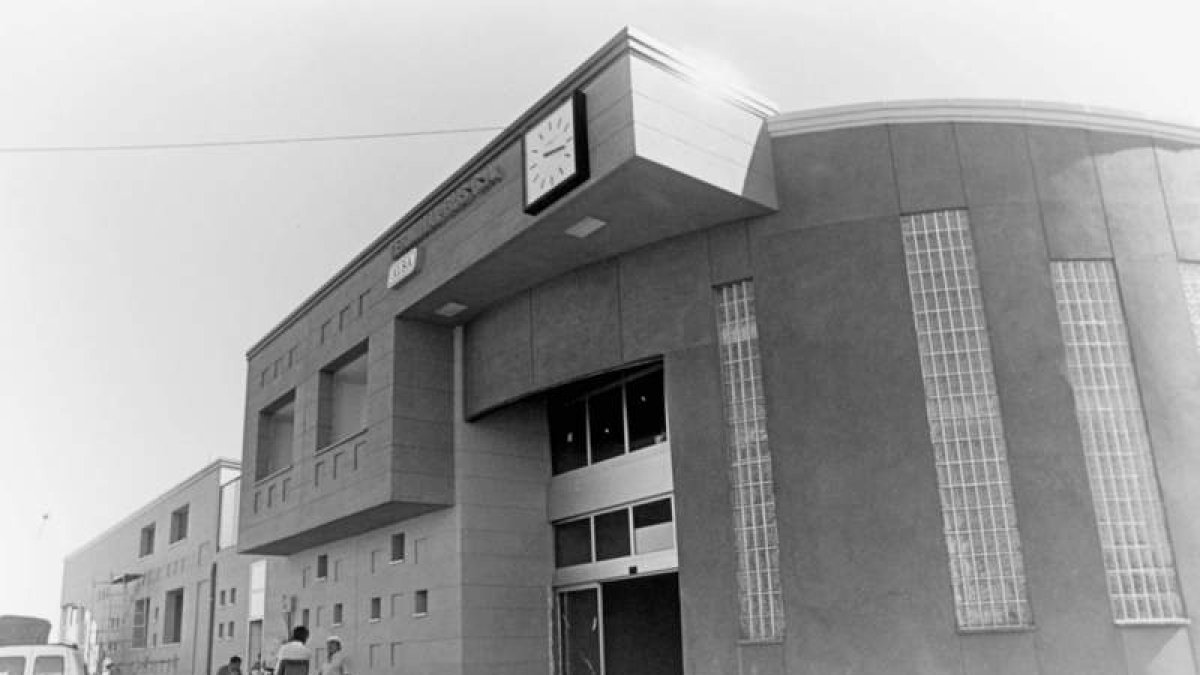La estación, aún en obras, se inauguró en 1995.