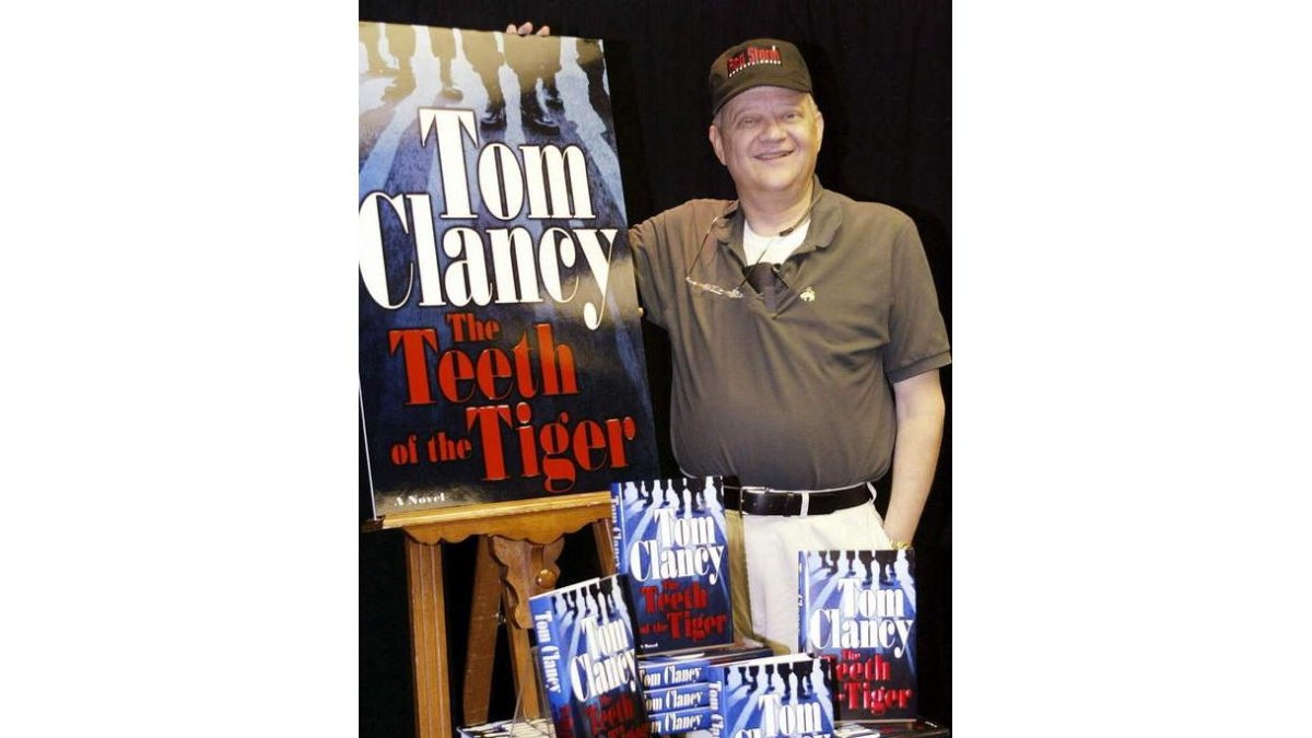 Tom Clancy en la presentación de uno de sus libros.
