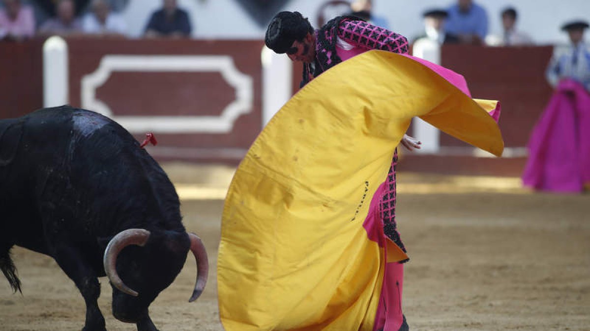 Padilla anduvo variado con el capote, sobre todo en los lances de recibo y también al intentar algún quite. JESÚS F. SALVADORES