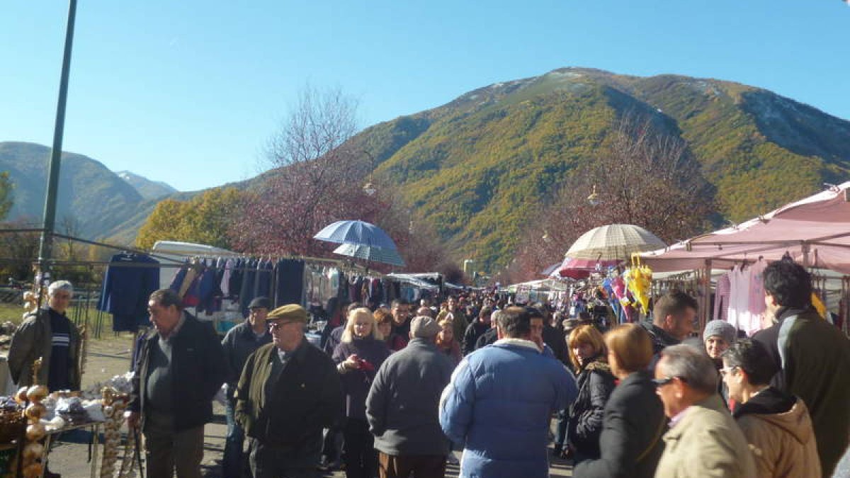 Las buenas temperaturas animaron a los vecinos a acercarse a la feria pese a ser día laboral.