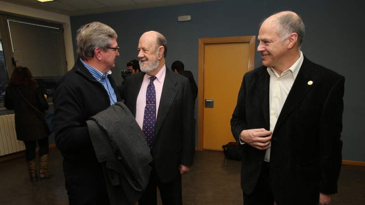 José María Gil-Robles conversa ayer en el Campus de Ponferrada junto a Valentín Carrera. de la mata