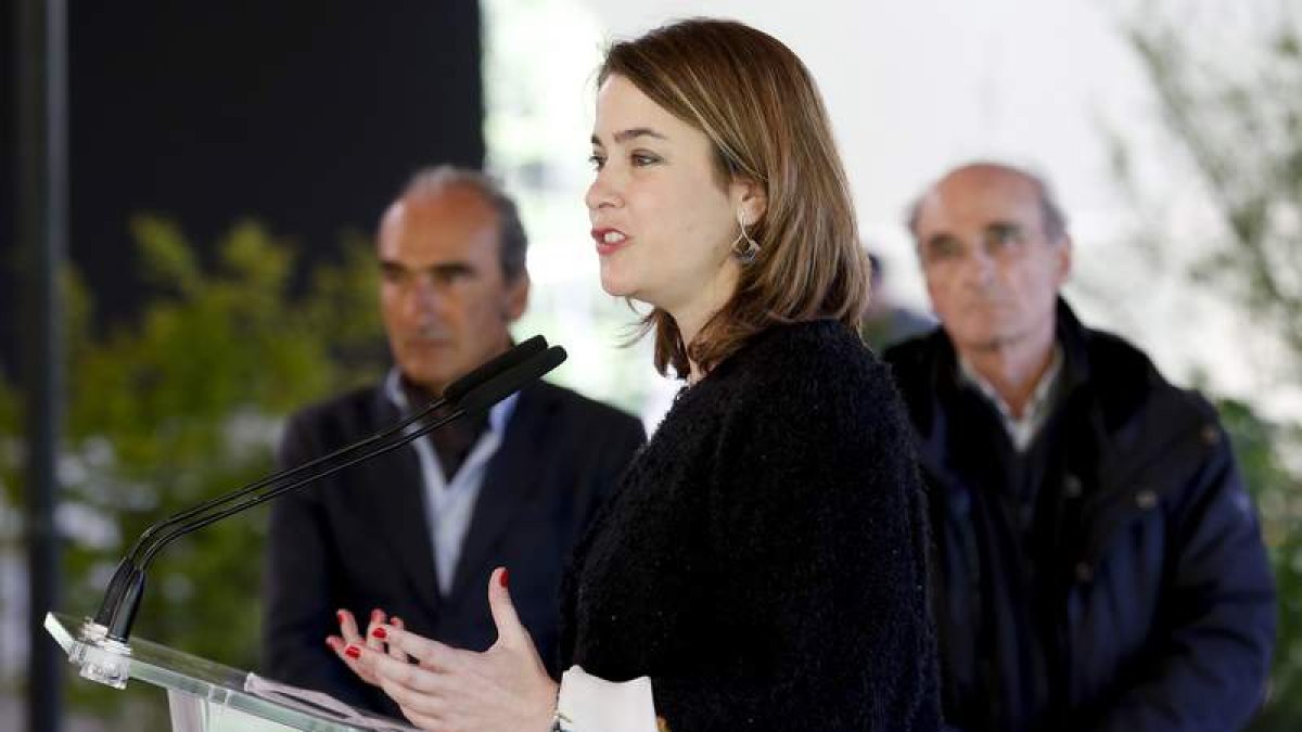 La directora de Chillida Leku y los hijos del artista. JUAN HERRERO