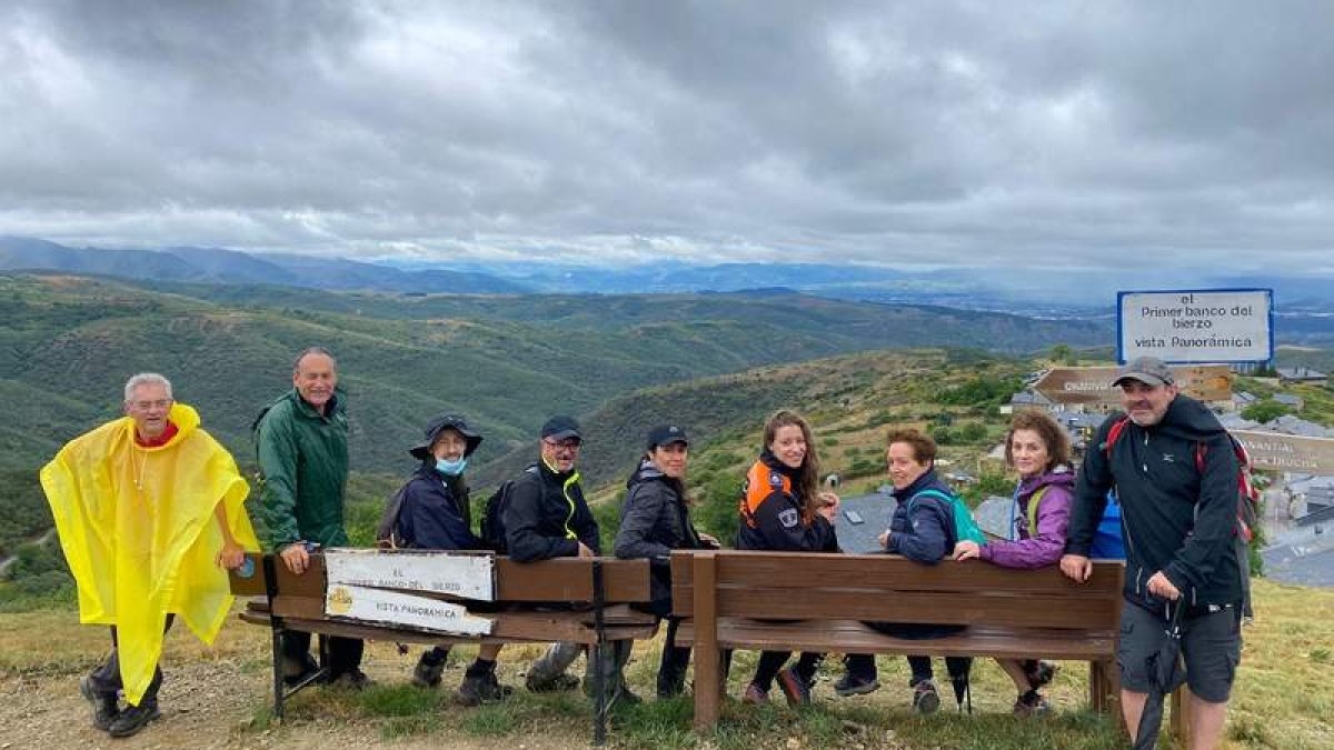 La delegada Ester Muñoz, sexta por la izquierda, y su comitiva, en un alto de la ruta. DL