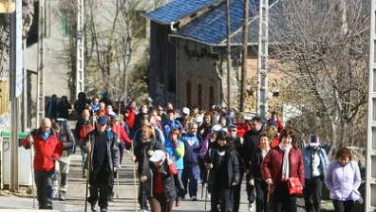 Si en la marcha a pie que salió de Borrenes participarn 130, ayer desde Puente fueron 147.