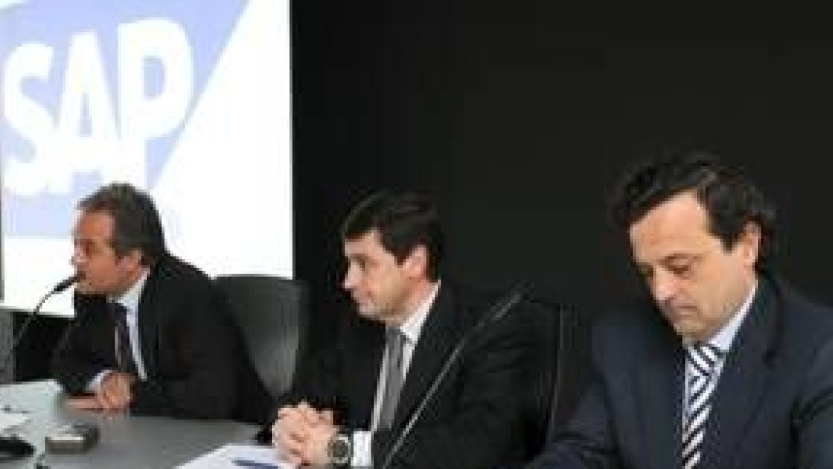 José Velázquez, Enrique Martínez y Carlos Delgado, en la presentación del proyecto ayer