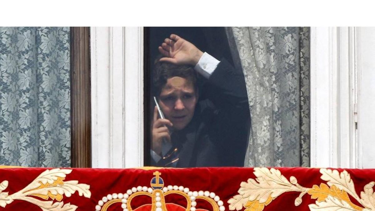 Felipe Juan Froilán, en una ventana del palacio Real, tras la ceremonia de proclamación del rey Felipe VI que han celebrado hoy en las Cortes.