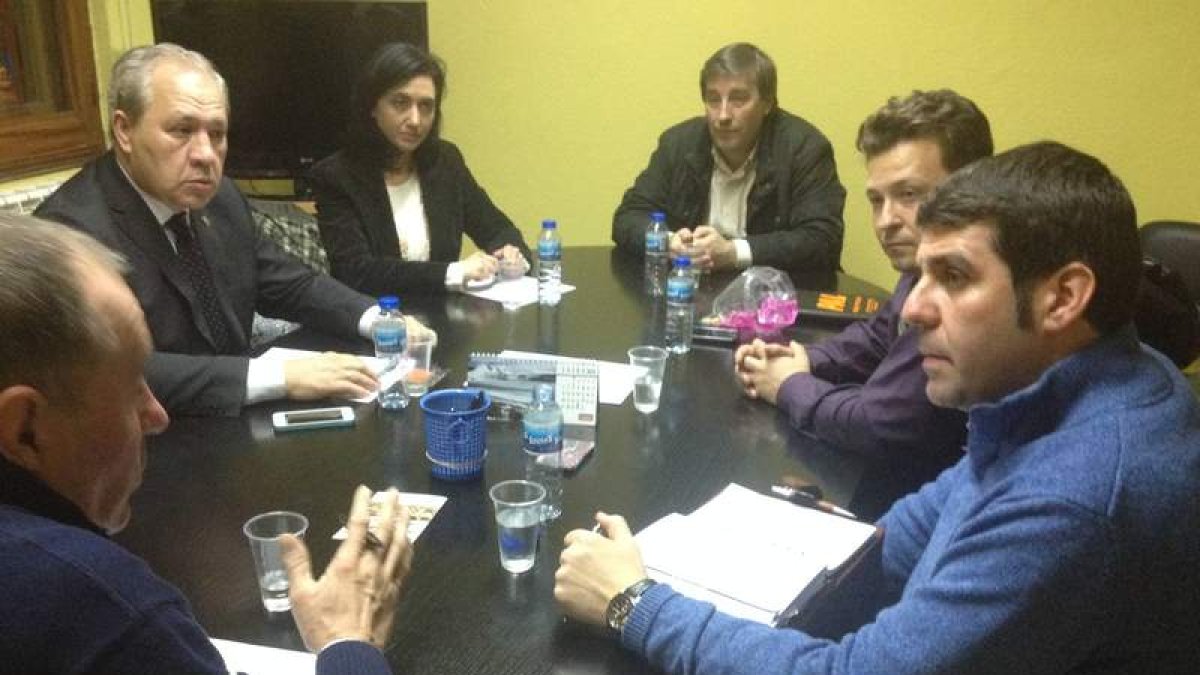Un momento de la reunión mantenida ayer.