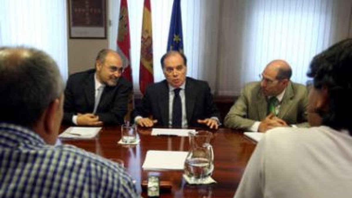 Tomás Villanueva, y el director general de Industria del Gobierno, Jesús Candil, con el comité de Re