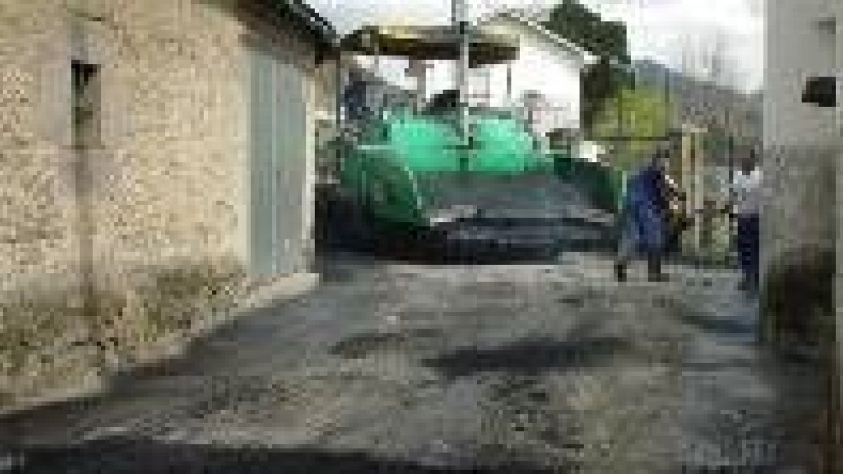 El asfaltado de calles en los pueblos supone uno de los destinos del dinero del POL