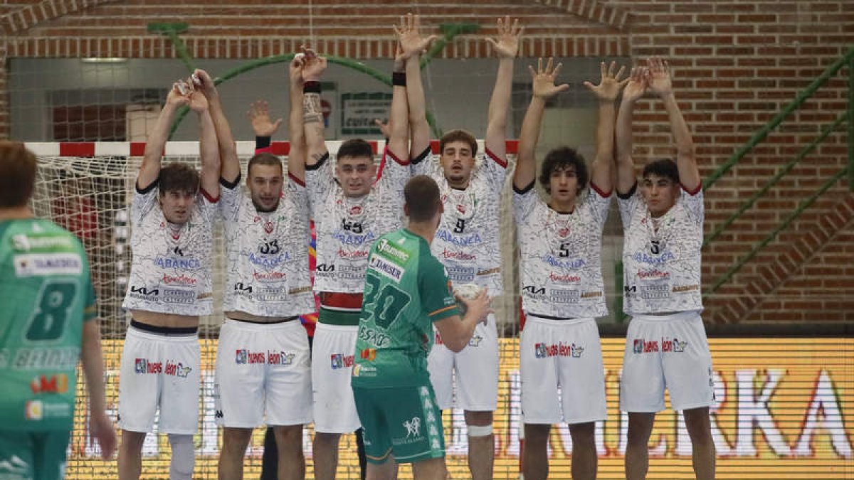 El Abanca Ademar tratará de ser un muro en su visita a la cancha del Helvetia Anaitasuna. RAMIRO