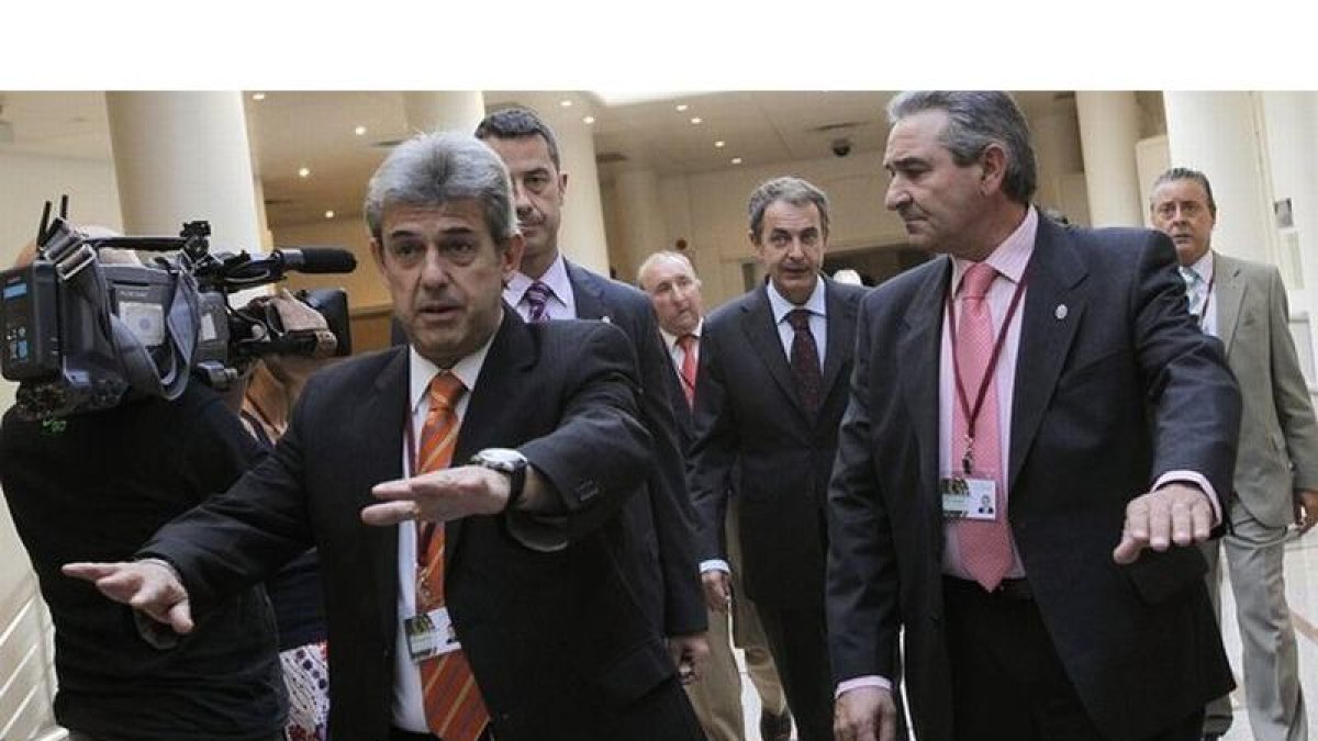 El presidente del Gobierno, José Luis Rodriguez Zapatero, a su llegada al Senado.