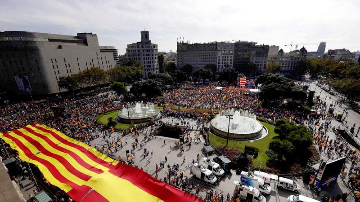 Decenas de miles de personas se concentraron ayer desde el mediodía en Barcelona.