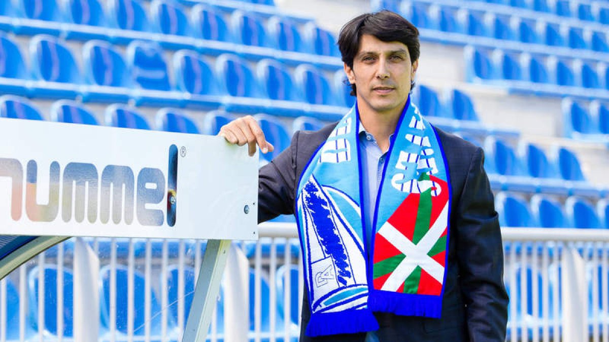 El leonés Sergio Fernández con la bufanda del Deportivo Alavés, club en el que está viviendo momentos de felicidad. DEPORTIVO ALAVÉS