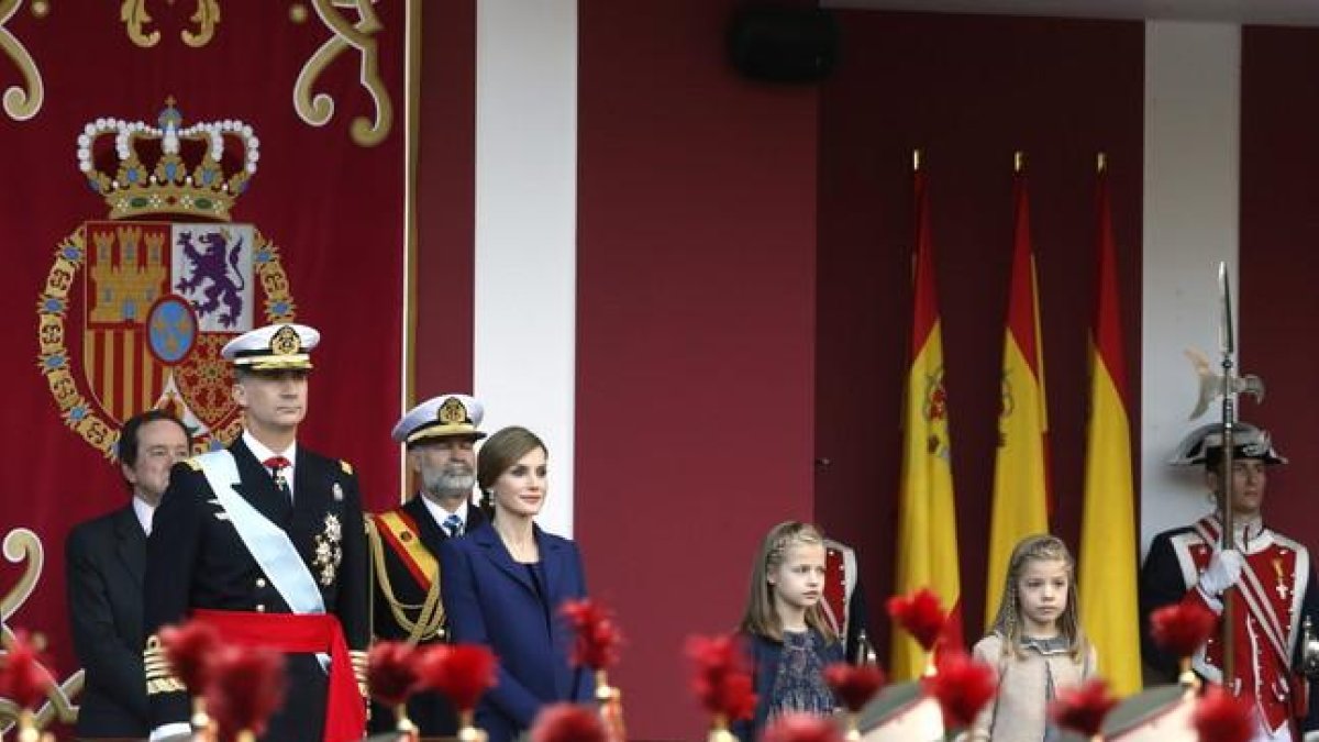 Los reyes Felipe y Letizia, junto a sus hijas Sofía y Leonor, presiden el desfile del Día de la Hispanidad.
