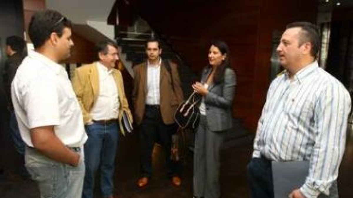 Un grupo de sindicalistas con la representante de LM, Luisa Martínez Abasolo, la pasada semana