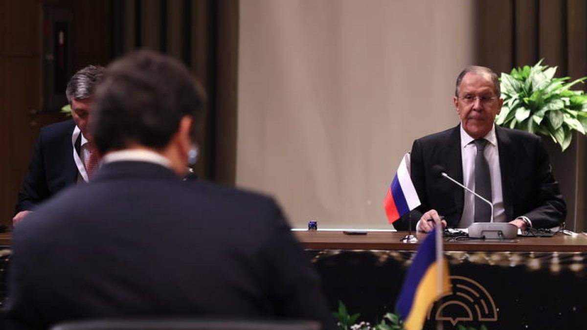 El ministro ruso Sergei Lavrov y su homólogo ucraniano Kuleba (de espaldas) antes de su encuentro en Turquía. CEM OZDEL