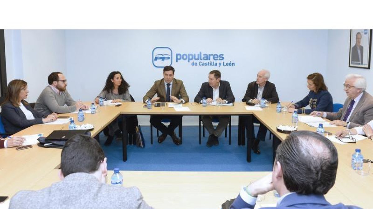 Raúl de la Hoz y otros miembros del comité organizador, ayer. EFE