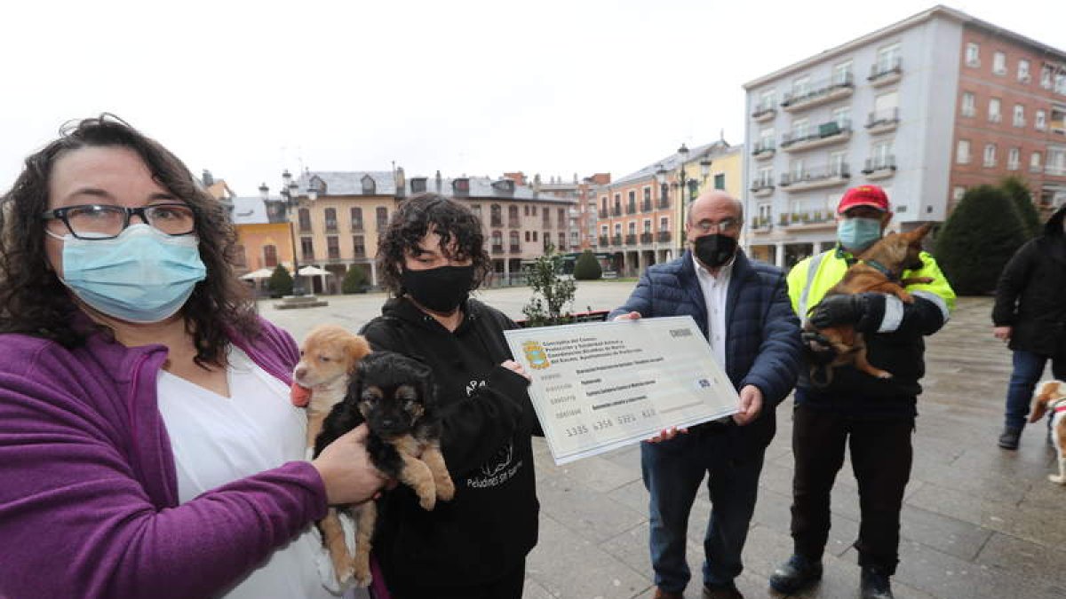 El edil Jesús López entregó ayer premios a la ciudadanía. ANA F. BARREDO