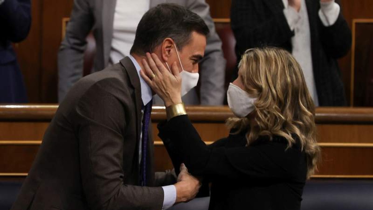 El presidente del Gobierno, Pedro Sánchez, y la vicepresidenta segunda y ministra de Trabajo, Yolanda Díaz, después de que el pleno del Congreso de los Diputados votara a favor de la convalidación de la reforma laboral pactada por el Gobierno con los agentes sociales, ayer en Madrid. KIKO HUESCA