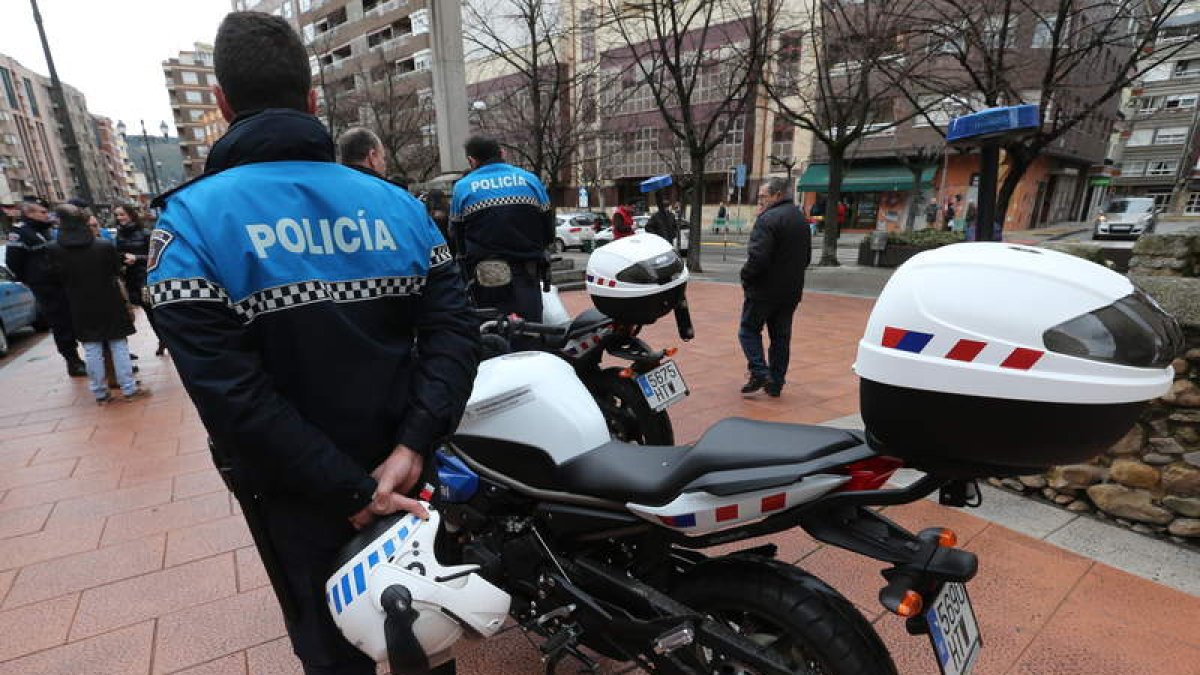 Efectivos de la Policía Local, en imagen de archivo. L. DE LA MATA