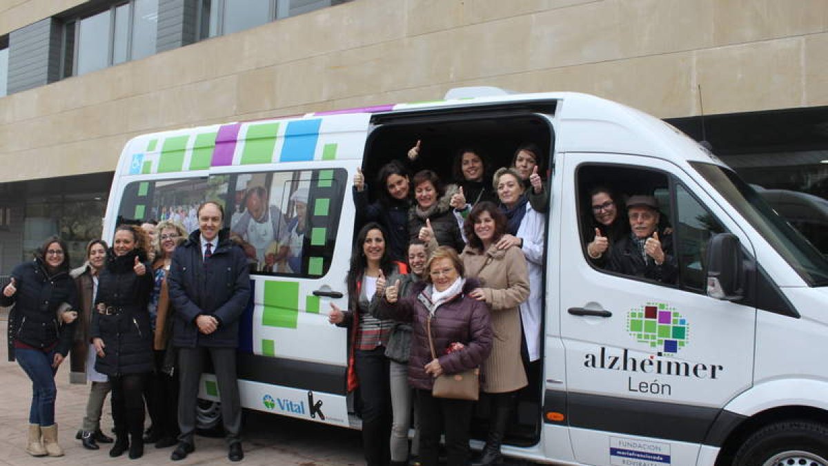 Trabajadores y usuarios de Alzhéimer León en el nuevo vehículo junto a miembros de Kutxa Bank