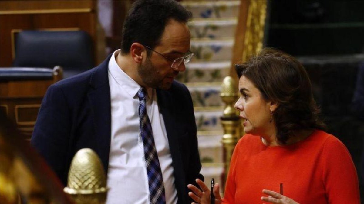 Antonio Hernando y Soraya Sáenz de Santamaría, el pasado miércoles en el Congreso.