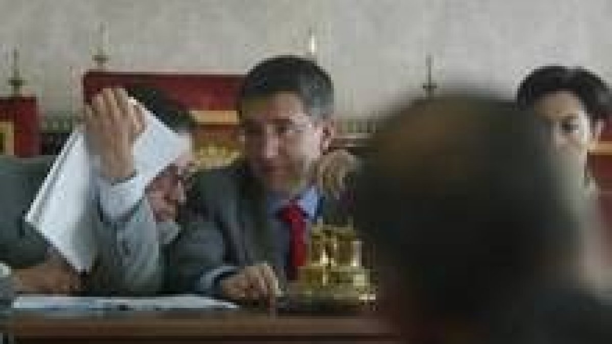 El nuevo número dos del Ayuntamiento comenta discretamente algún punto del desarrollo al alcalde