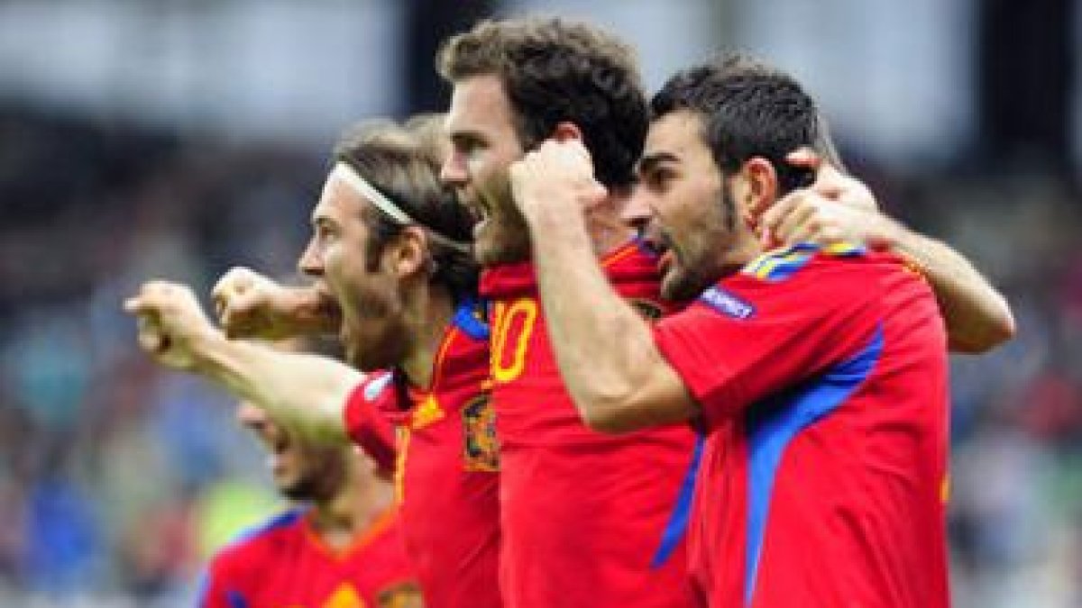 Adrián López celebra con sus compañeros Mata y Diego Capel la clasificación para la final.